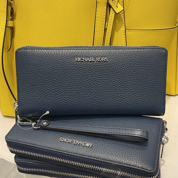MICHAEL KORS LARGE TRAVEL CONTINENTAL WRISTLET WALLET NAVY BLUE COLOR
NWT - Picture 11 of 16